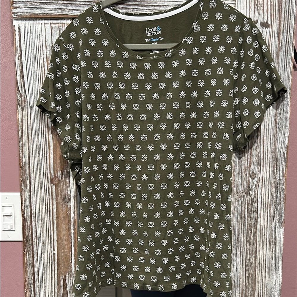 Croft & Barrow Olive Floral Short Sleeve Tee